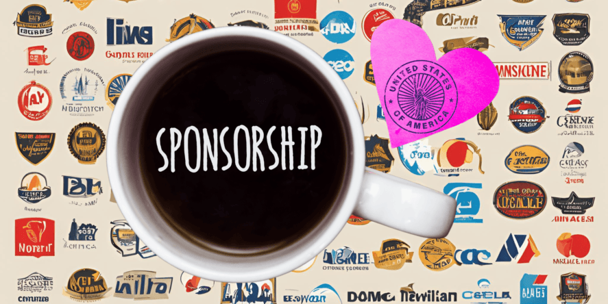 une tasse de café avec un coeur sur une table